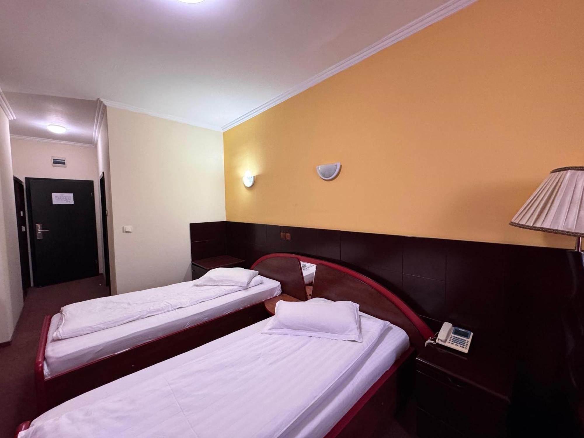 Hotel Helin Aeroport - كرايوفا المظهر الخارجي الصورة